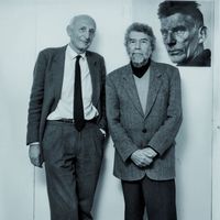 Jérôme Lindon et Alain Robbe-Grillet devant un portrait de Samuel Beckett
