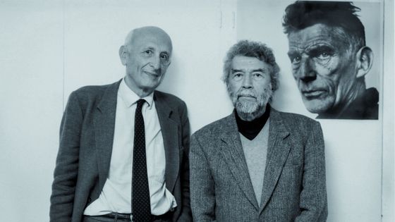 Jérôme Lindon et Alain Robbe-Grillet devant un portrait de Samuel Beckett - © Despatin & Gobeli
