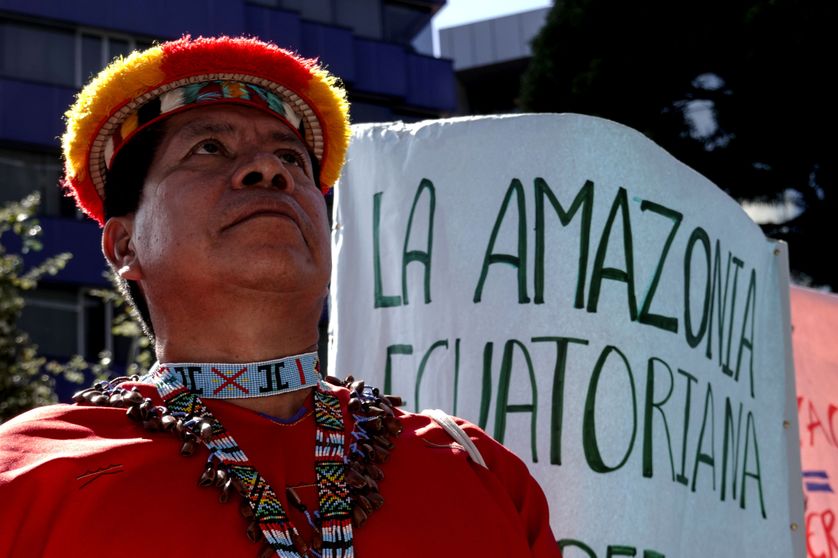Des autochtones victimes de dommages dans la forêt amazonienne en Equateur réclament réparations à Quito le 26 septembre 2018.