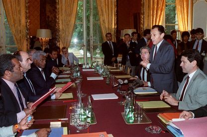 Michel Rocard (2e D) s'adresse à Jean-Marie Tjibaou (G) leader indépendantiste kanak et président du FLNKS, et aux députés RPCR Jacques Lafleur (2eG) et Dick Ukeiw le 26 juin 1988 à l'Hôtel Matignon Michel Rocard (2e D) s'adresse à Jean-Marie Tjibaou (G) leader indépendantiste kanak et président du FLNKS, et aux députés RPCR Jacques Lafleur (2eG) et Dick Ukeiw le 26 juin 1988 à l'Hôtel Matignon