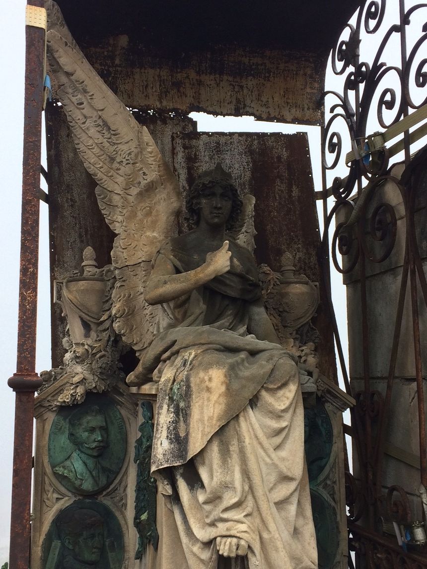 Une des plus anciennes tombes du cimetière de Saint Etienne