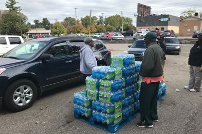 En 2015, l'eau de la ville a contaminé les habitants de Flint. Trois ans plus tard, tous n'ont pas accès à l'eau potable. Ici, distribution par des bénévoles d'une église. En 2015, l'eau de la ville a contaminé les habitants de Flint. Trois ans plus tard, tous n'ont pas accès à l'eau potable. Ici, distribution par des bénévoles d'une église.