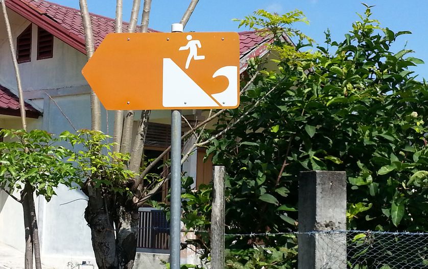 A Banda Aceh, ville meurtrie par le tsunami de 2004, un panneau signale dix ans plus tard le sens de l'évacuation en cas d'alerte tsunami
