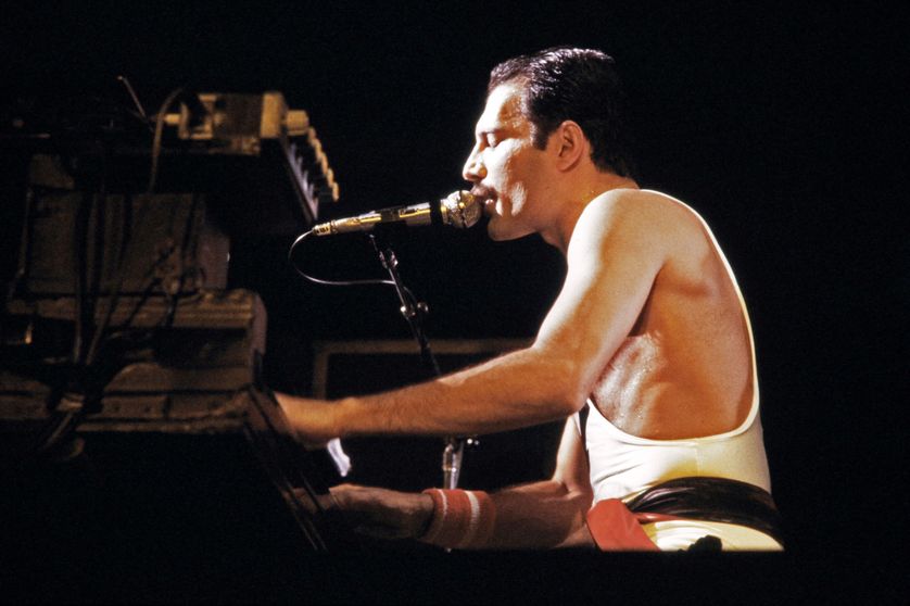 Freddie Mercury (Queen) en concert au Palais Omnisports de Paris Bercy le 18/09/1984.