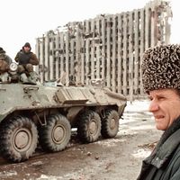Char russe devant les ruines du Palais présidentiel de Djokhar Doudaïev, premier dirigeant de République socialiste soviétique autonome de Tchétchénie-Ingouchie, Grozny, 1995