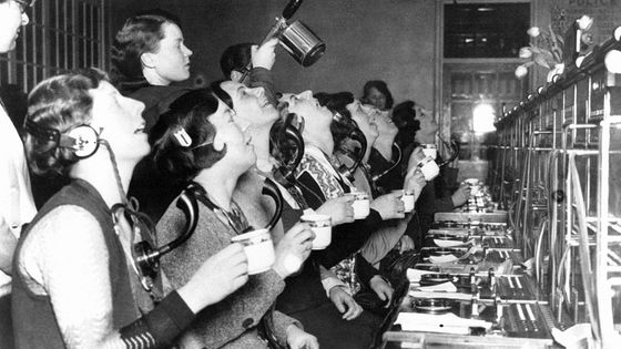 Les opératrices d'un standard téléphonique effectuent un bain de bouche désinfectant afin de lutter contre l'épidémie de grippe espagnole, Londres, 1918. ©Getty - Keystone-France\Gamma-Rapho