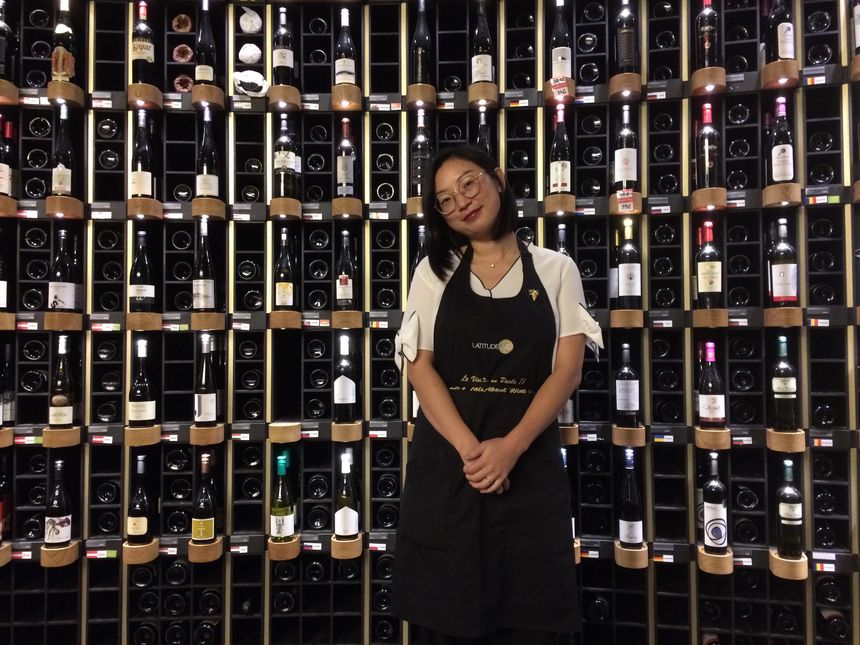 Shiyu Pinel-Zhang, caviste à Latitude 20 à Bordeaux.