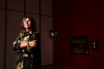 Sophie Calle, posant dans le Musée Isabella Stewart Gardner, musée de Boston, Massachusetts, consacré à l'art européen et américain, en 2013. Sophie Calle, posant dans le Musée Isabella Stewart Gardner, musée de Boston, Massachusetts, consacré à l'art européen et américain, en 2013.