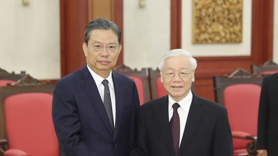 Zhao Leji (g), éminent apparatchik chinois, s'est rendu au Vietnam fin septembre pour confirmer au Secrétaire général du Parti communiste vietnamien, Nguyen Phu Trong (d) que Xi Jinping l'autorisait à devenir président du Vietnam. ©AFP - NHA TRANG