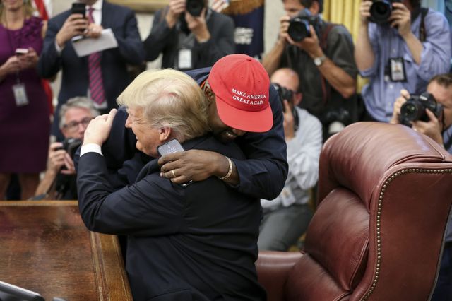 Kanye West et Donald Trump s'enlacent pour les caméras après leur rencontre le 11 octobre à la Maison Blanche