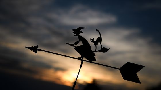Girouette en forme de sorcière avec son chat noir. ©AFP - Fabrice COFFRINI