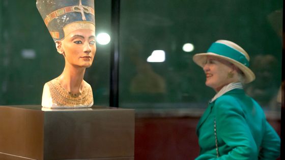 La reine Margrethe II du Danemark à Berlin, devant le buste de Nefertiti ©Getty - picture alliance