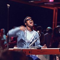 Stevie Wonder dans l'émission 'Top of the Pops', en 1971, soit un an avant de connaître un nouveau succès planétaire avec "Superstition"