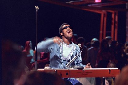 Stevie Wonder dans l'émission 'Top of the Pops', en 1971, soit un an avant de connaître un nouveau succès planétaire avec "Superstition" Stevie Wonder dans l'émission 'Top of the Pops', en 1971, soit un an avant de connaître un nouveau succès planétaire avec "Superstition"