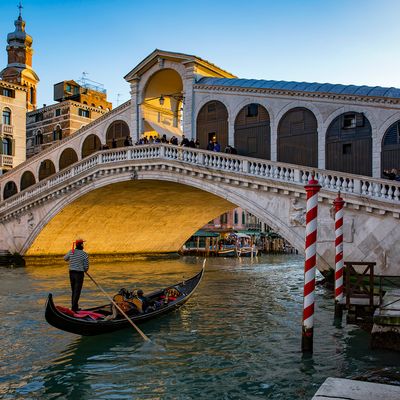 Gondole devant le pont Rialto à Venise.