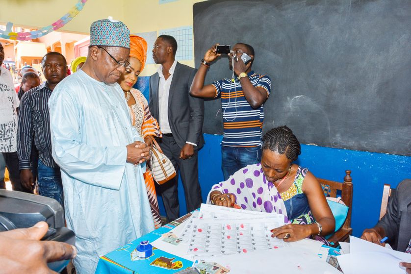 Le candidat de l'opposition camerounaise Maurince Kamto vote à l'élection présidentielle du 7 Octobre 2018