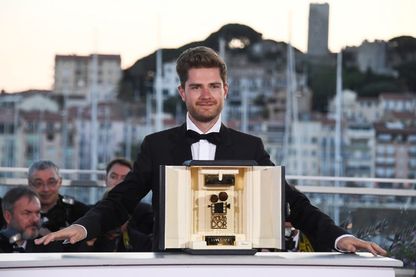 Le réalisateur belge Lukas Dhont, avec la Caméra d'Or qu'il a remporté pour son film "Girl" lors du Festival de Cannes 2018. Le réalisateur belge Lukas Dhont, avec la Caméra d'Or qu'il a remporté pour son film "Girl" lors du Festival de Cannes 2018.