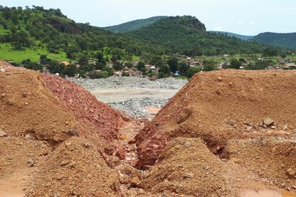 Malgré la construction d'un remblai, des failles existent toujours dans le lac de boues cyanurées de la mine de Lefa, gérée par Nordgold. Malgré la construction d'un remblai, des failles existent toujours dans le lac de boues cyanurées de la mine de Lefa, gérée par Nordgold.
