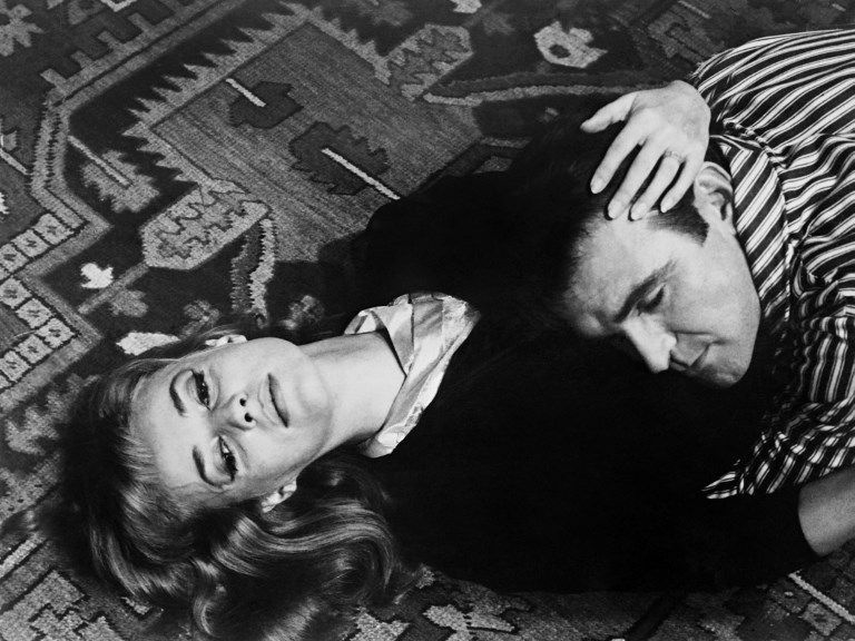 Jeanne Moreau et l'acteur britannique Stanley Baker qui répètent une scène du film "Eva" réalisé par Joseph Losey en 1961 à Venise