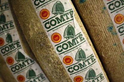 Une photo prise le 12 décembre 2014 montre des meules à fromage Comté au marché international de Rungis, près de Paris. Une photo prise le 12 décembre 2014 montre des meules à fromage Comté au marché international de Rungis, près de Paris.