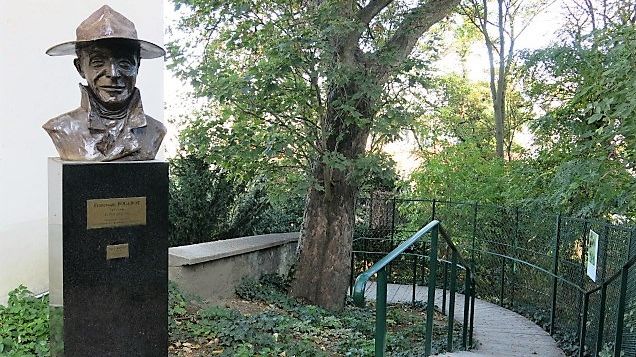 Statue de Francisque Poulbot dans les jardins Monet du musée de Montmartre, Paris 18e