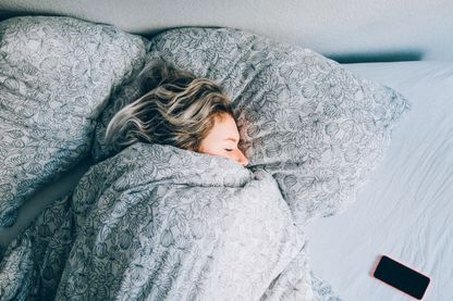 Selon le magazine GEO, moins de 5 heures de sommeil par nuit augmenterait de 48 % le risque d’infarctus et de 15 % le risque de faire un AVC. Selon le magazine GEO, moins de 5 heures de sommeil par nuit augmenterait de 48 % le risque d’infarctus et de 15 % le risque de faire un AVC.