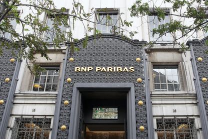 Thomas Lafarge et Xavier Harel jettent une lumière crue sur une banque qui semble n'avoir de compte à rendre à personne. Thomas Lafarge et Xavier Harel jettent une lumière crue sur une banque qui semble n'avoir de compte à rendre à personne.