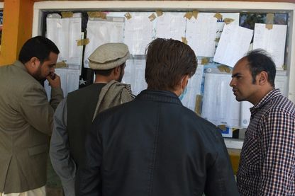 Des observateurs afghans vérifient les résultats des votes affichés dans un centre de vote après le dépouillement du scrutin aux élections législatives du pays à Kaboul le 22 octobre 2018 Des observateurs afghans vérifient les résultats des votes affichés dans un centre de vote après le dépouillement du scrutin aux élections législatives du pays à Kaboul le 22 octobre 2018