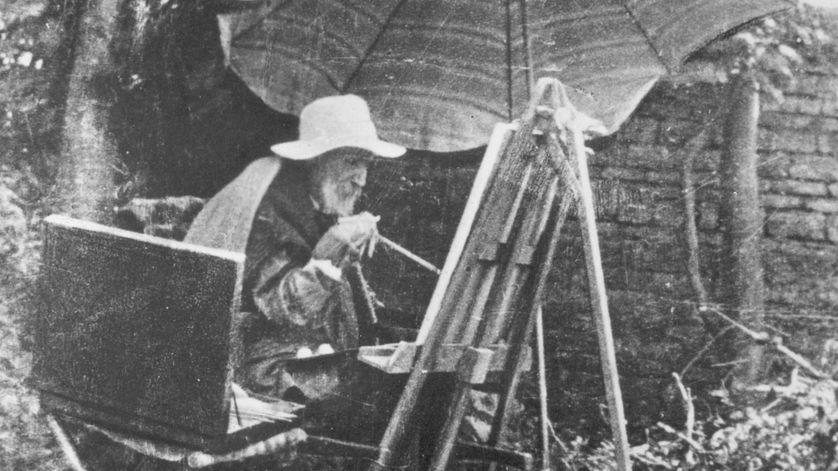Auguste Renoir en train de peindre vers la fin de sa vie, souffrant de polyarthrite qui déforme ses mains.