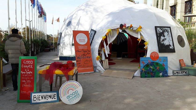 Stationné devant le musée d'histoire de l'immigration à Paris, le Good Chance Theater réunit migrants et public parisien le temps d'une représentation hebdomadaire.