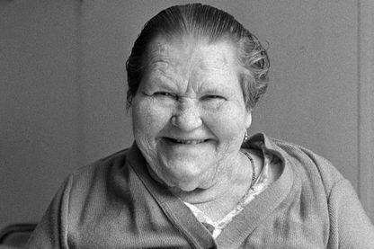 Mère Denis, de son vrai nom Jeanne Marie Le Calvé, célèbre héroïne de publicités pour la marque de machines à laver Vedette, le 1er juillet 1983, à Saint-Hymer (Calvados). Mère Denis, de son vrai nom Jeanne Marie Le Calvé, célèbre héroïne de publicités pour la marque de machines à laver Vedette, le 1er juillet 1983, à Saint-Hymer (Calvados).