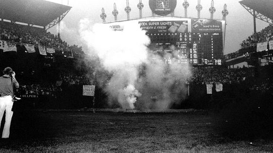 Photo de la fameuse nuit du 12 juillet 1979 au Cosmikey Park à Chicago. La fumée émane d'une caisse remplie de disques disco détruite à l'aide d'explosifs, initiée par le DJ Steve Dahl, avant l'irruption du public sur la pelouse. ©Getty - Paul Natkin