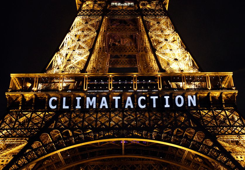 Slogan pour agir projeté fin 2015 sur la tour Eiffel, à l'occasion de la COP21
