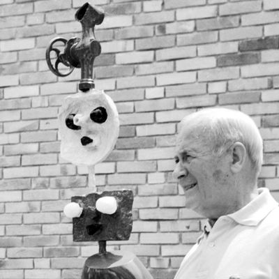 Photo prise le 24 juillet 1968 de Joan Miro, posant auprès de sa sculpture "La Femme moderne" à la fondation Maeght de Saint-Paul-de-Vence.