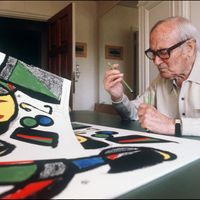 Joan Miro, âgé de 88 ans, devant l'une de ses dernières lithographies "Espana" à Saint-Paul-de-Vence, le 11 juillet 1981.