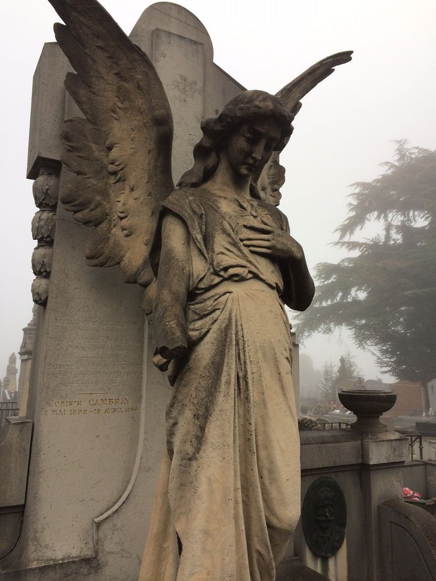 Un ange sur l'une des tombes du cimetière du Crêt de Roc