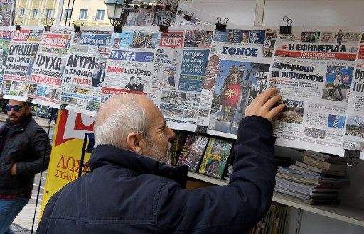 Les unes de la presse grecque sur le référendum de leur voisin du nord, lundi
