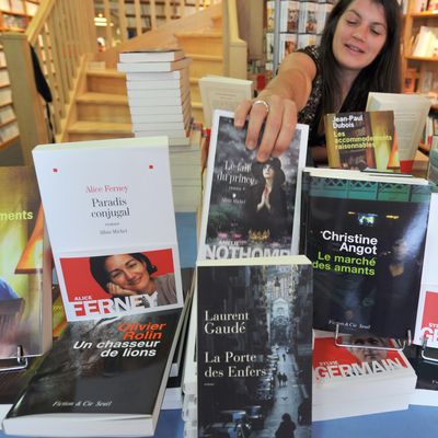 Une jeune femme installe les nouveautés littéraires de la rentrée sur les étals de la librairie "Brouillon de culture" à Caen, en 2008.