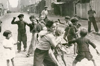 Enfants de la « Zone » près de la Porte de la Villette (1940) Enfants de la « Zone » près de la Porte de la Villette (1940)