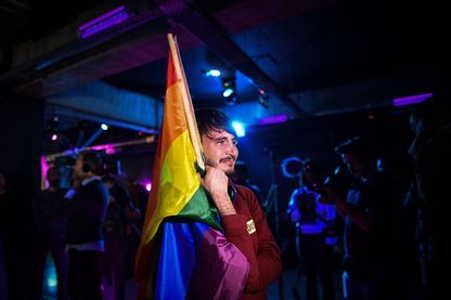 Un membre de la communauté LGBT ému dans un club alors que les membres de la communauté attendent les résultats d'un référendum à Bucarest, en Roumanie, le 7 octobre 2018. Un membre de la communauté LGBT ému dans un club alors que les membres de la communauté attendent les résultats d'un référendum à Bucarest, en Roumanie, le 7 octobre 2018.