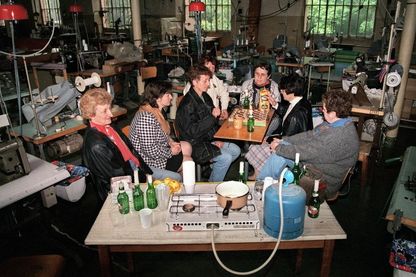 Des employées de la Société de Confection de Lingerie (SCL) d'Annonay occupent leur usine menacée de fermeture, mai 1996 Des employées de la Société de Confection de Lingerie (SCL) d'Annonay occupent leur usine menacée de fermeture, mai 1996