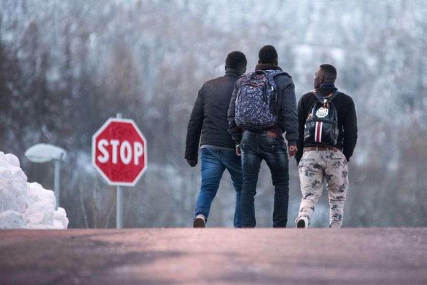 Un groupe de migrants africains à Bardonecchia, à la frontière entre Italie et France