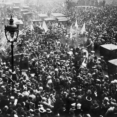 La foule des parisiens manifeste sa joie sur les Grands Boulevards à Paris, le 11 Novembre 1918, à l'annonce de la signature de l'armistice entre l'Allemagne et les Alliés, mettant fin à la Première Guerre Mondiale.
