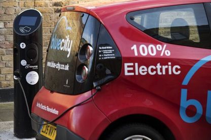 Voiture électrique Bluecity à une station de recharge en libre service à Londres en décembre 2017 Voiture électrique Bluecity à une station de recharge en libre service à Londres en décembre 2017
