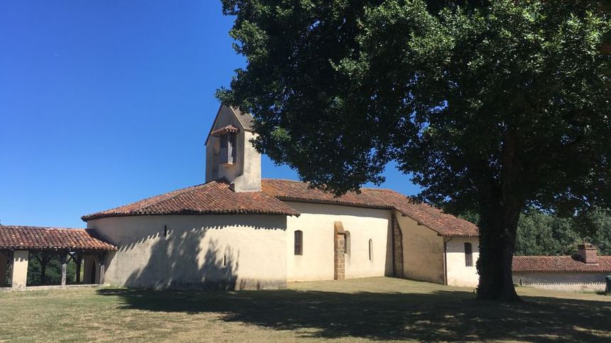 Cette chapelle est située sur un terrain, où se déroule tous les ans la grande foire de Suzan.