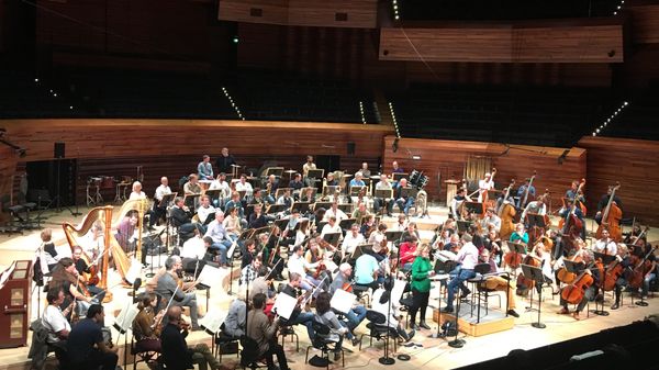 L'Orient rêvé de Murail, Vivier et Mahler par l'Orchestre Philharmonique de Radio France dirigé par Olari Elts