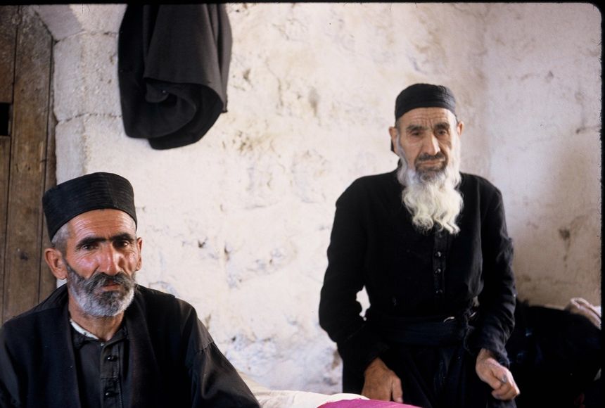 Au monastère de Saint-Eugène, dans le Tur Abdin, le père supérieur Lhado Ya'kub, en présence de son shamash (1967)