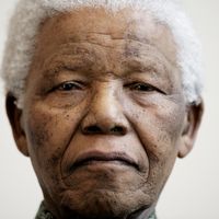 Nelson Mandela lors du "46664 Arctic Concert" en juin 2005 à Tromsø (Norvège). Il s'agit d'une série de concerts organisés par la Fondation Nelson-Mandela pour la lutte contre le sida.