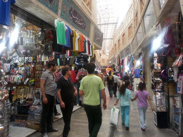 Dans les allées du Grand Bazar, même les commerçants d'habitude fidèles soutiens du régime laissent éclater leur colère