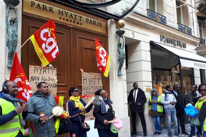 Depuis le 25 septembre, la grande porte d'entrée du Hyatt, dans la très chic rue de la Paix à Paris, est barrée par des panneaux et bloquée par les grévistes Depuis le 25 septembre, la grande porte d'entrée du Hyatt, dans la très chic rue de la Paix à Paris, est barrée par des panneaux et bloquée par les grévistes